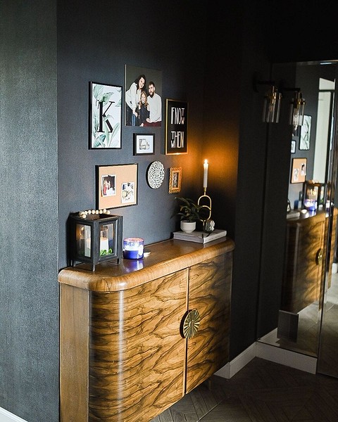 Ретромеблі В Інтер'Єрі: Стильні Ідеї Та Рішення 2024 3 - Ліжка Та Матраци Вінтажна консоль в сучасному передпокої