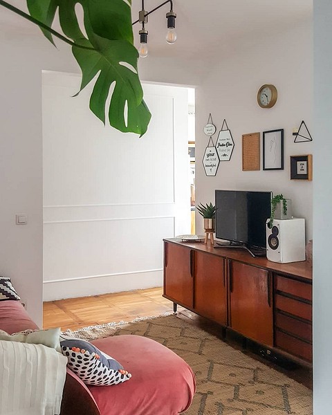 Ретромеблі В Інтер'Єрі: Стильні Ідеї Та Рішення 2024 1 - Ліжка Та Матраци Тумба під телевізор в стилі ретро в сучасному інтер'єрі