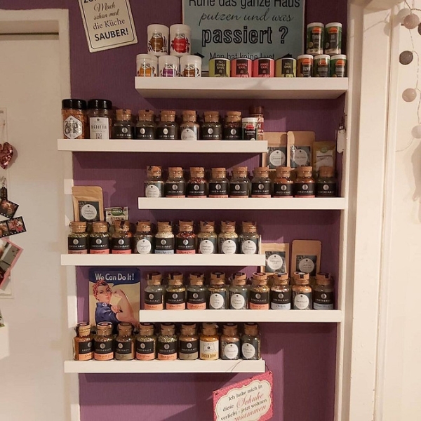 12 остроумных идей для применения самой узкой полки ИКЕА