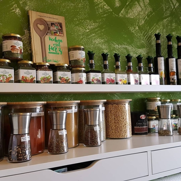 12 остроумных идей для применения самой узкой полки ИКЕА