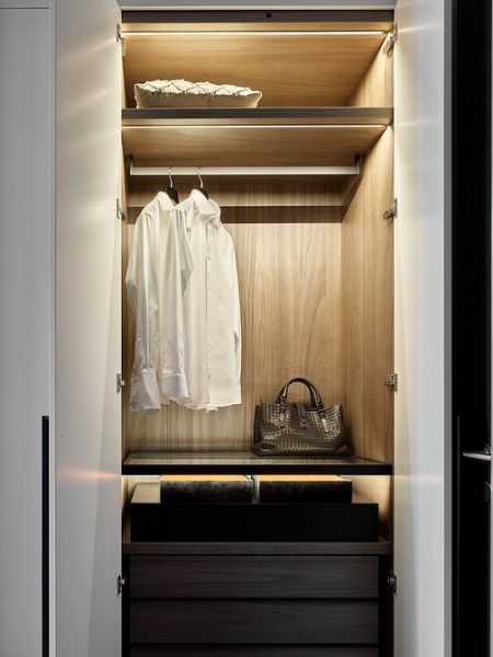 Врізні світильники в шафі