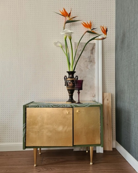 Тумба, декорована золотою поталлю