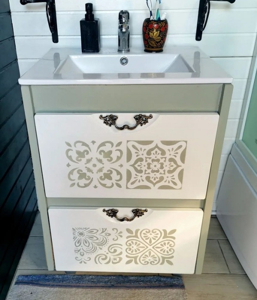 Фасад шафи, прикрашений білим візерунком, нанесеним через трафарет