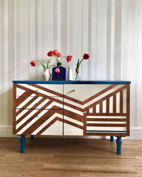 Стара тумба, пофарбована в два кольори з чіткими геометричними лініями