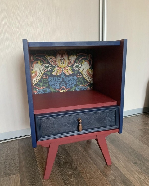 Внутрішня стінка шафи, обклеєна шпалерами з яскравим принтом