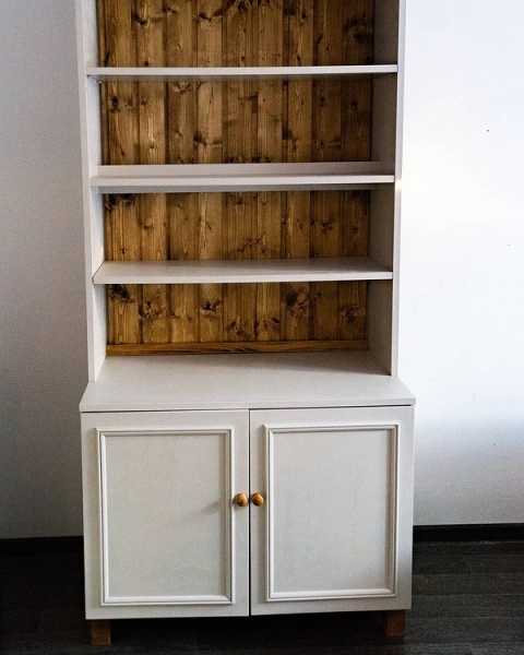 Старий буфет, задня стінка якого декорована дерев'яною вагонкою