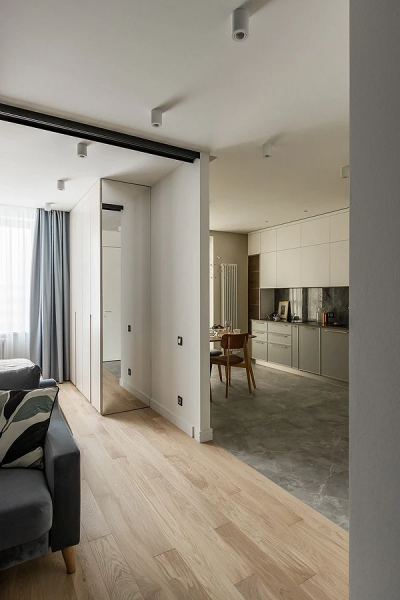 Дзеркало на торці шафи