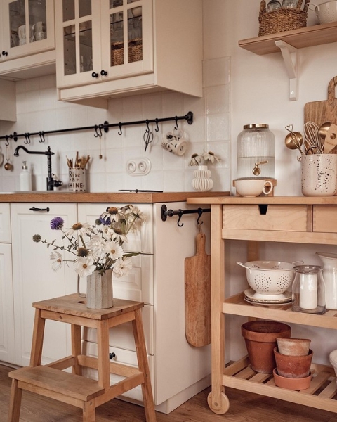 Зберігання дрібниць на торці шафи