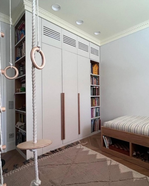 Стелаж для книг на торці шафи