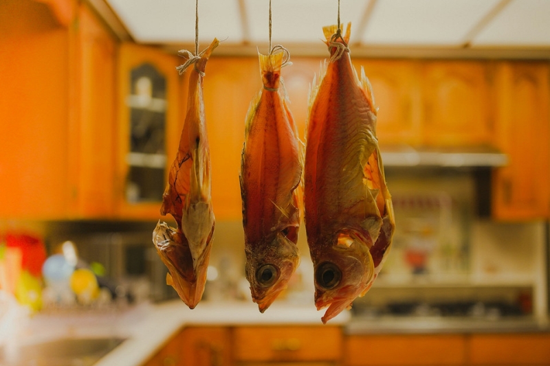 Асортимент готової рибної продукції: копчена, солона, в'ялена