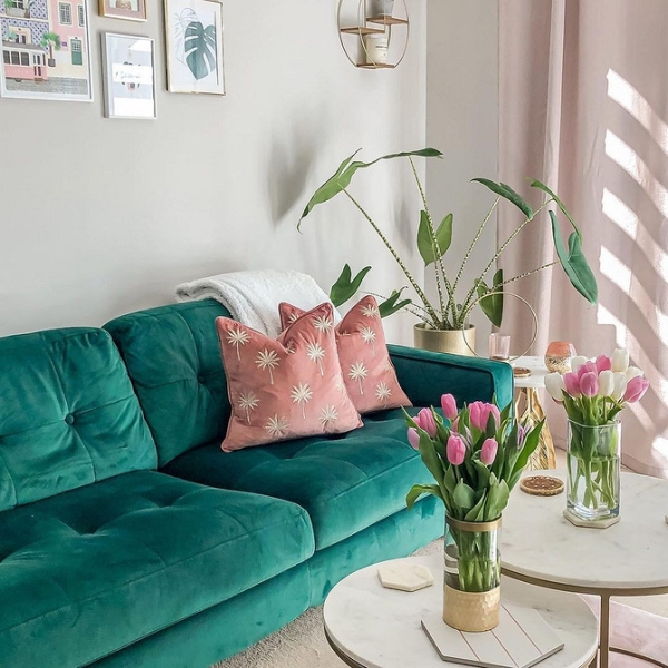 Як і з чим поєднувати бірюзовий диван в інтер'єрі