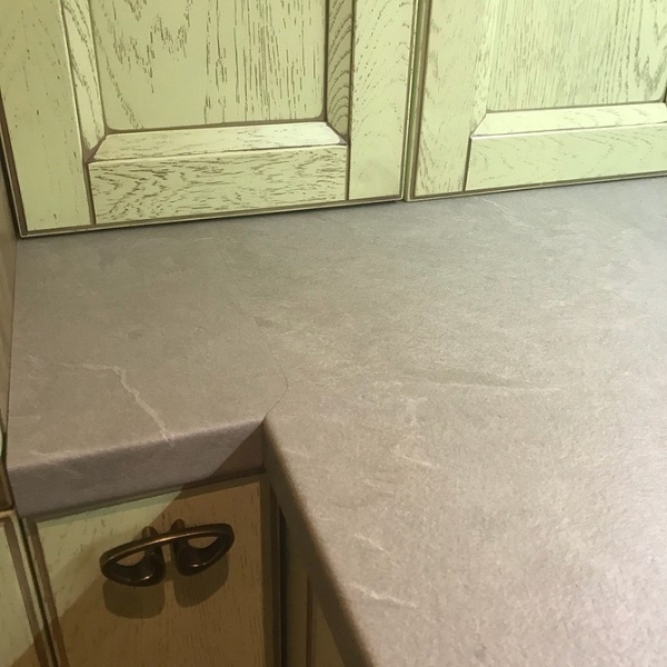 Як З'Єднати Стільницю: 3 Способи + Інструкція Своїми Руками 5 - Ліжка Та Матраци Як оформити з'єднання стільниць на кухні красиво і правильно