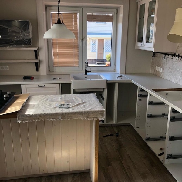 Як З'Єднати Стільницю: 3 Способи + Інструкція Своїми Руками 8 - Ліжка Та Матраци Як оформити з'єднання стільниць на кухні красиво і правильно