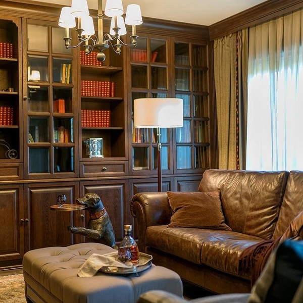 Інтер'єр з коричневим диваном та текстильними акцентами