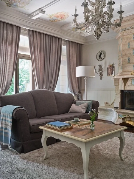 Коричневий шкіряний диван у сучасному інтер'єрі