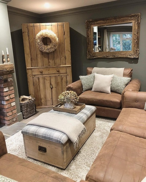 Коричневий диван у вітальні з каміном