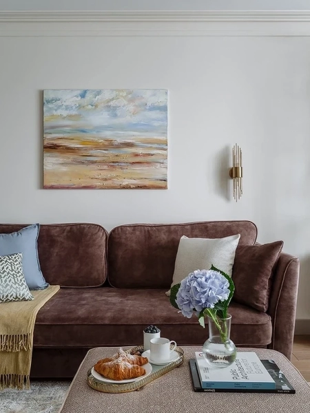 Коричневий диван в інтер'єрі: як обрати, де поставити та з чим поєднувати