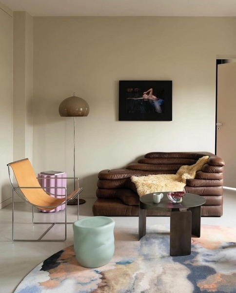 Дизайн інтер'єру з коричневим диваном та дерев'яними елементами