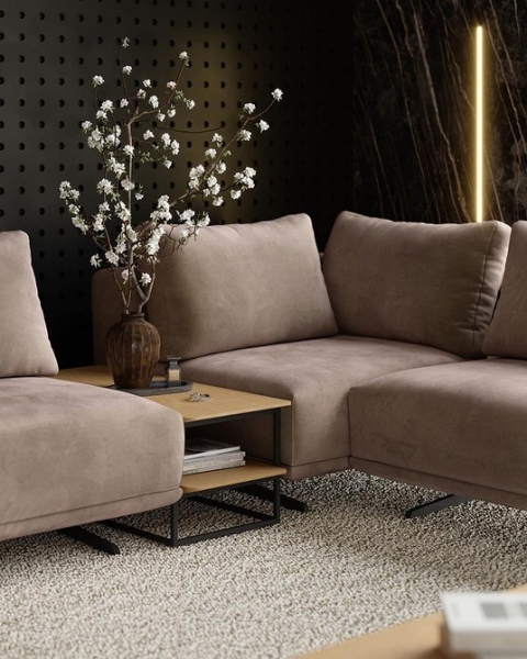 Дизайн інтер'єру з коричневим диваном та декоративними подушками