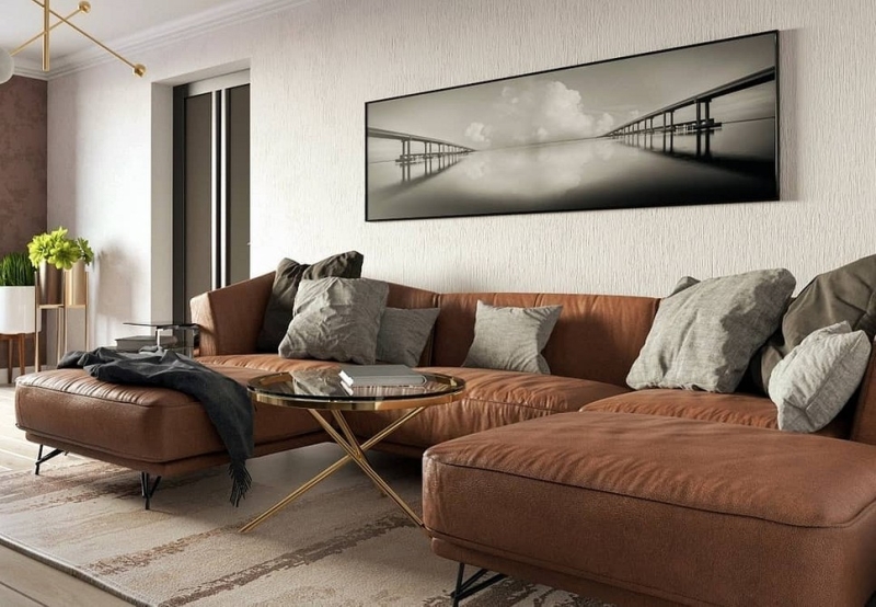 Інтер'єр з великим коричневим диваном