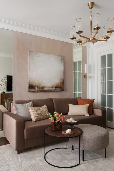Коричневий диван у мінімалістичному інтер'єрі