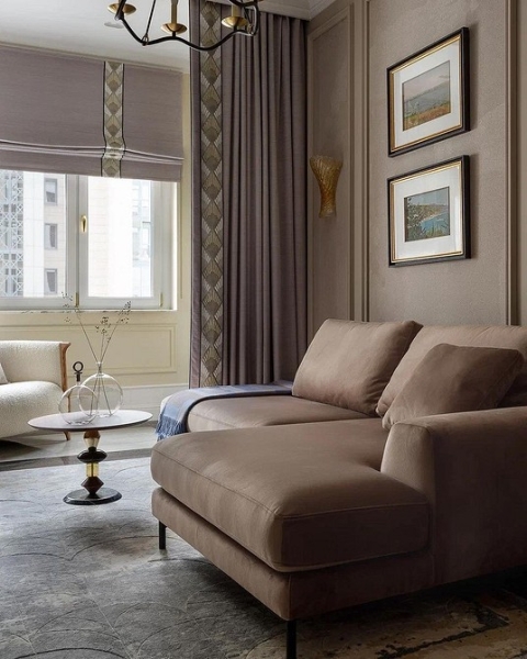 Коричневий диван в сучасному інтер'єрі
