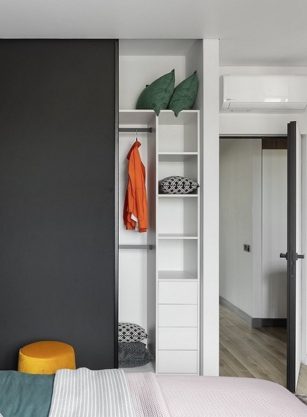 Чорно-біла шафа купе в інтер'єрі