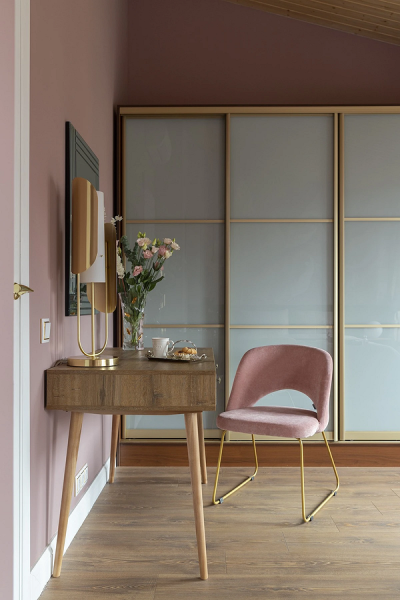 Шафа купе з золотими деталями