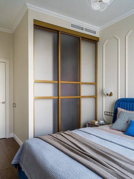 Шафа купе з матовим склом в спальні