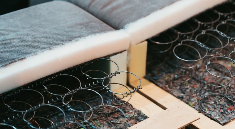 Чому скрипить диван і що робити: ремонт пружинного блоку Чому скрипить диван і що робити: ремонт пружинного блоку