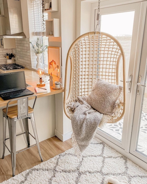 Підвісне крісло в інтер'єрі: види та вдалі варіанти розміщення