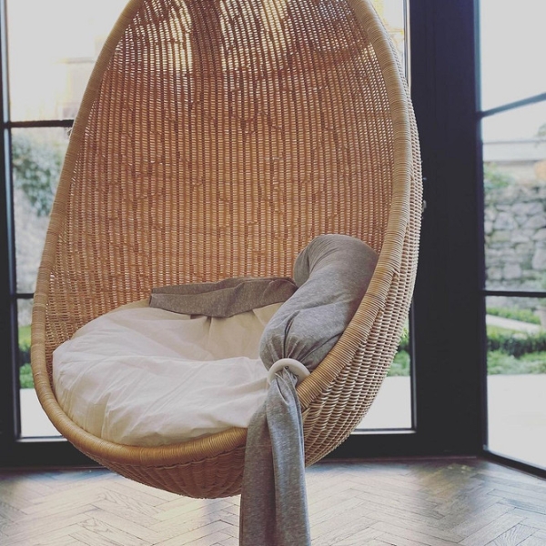 Підвісне крісло в інтер'єрі: види та вдалі варіанти розміщення