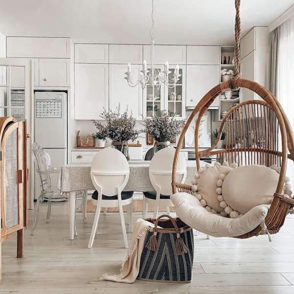 Підвісне крісло в інтер'єрі: види та вдалі варіанти розміщення