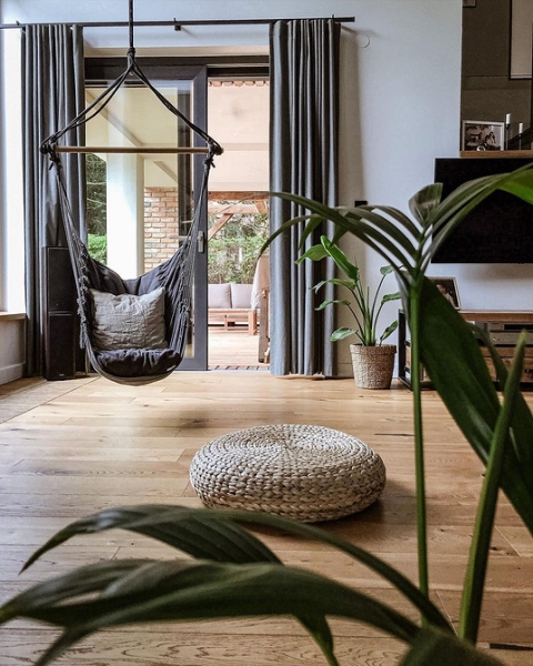 Підвісне крісло в інтер'єрі: види та вдалі варіанти розміщення