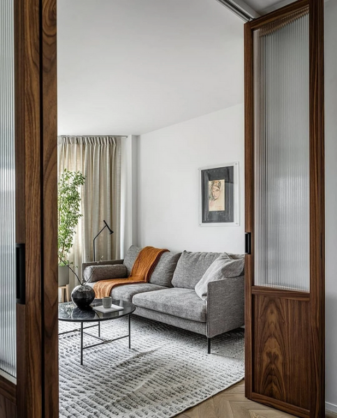 Серый диван в интерьере: советы по выбору, идеи для разных комнат и 60 фотопримеров