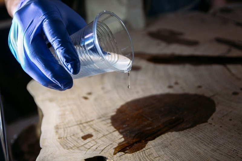 Стол из эпоксидной смолы: как сделать красивую мебель самому (и 20 примеров для вдохновения)