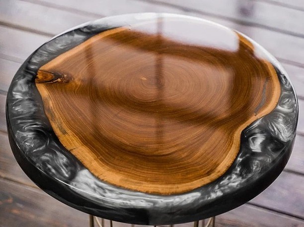 Стол из эпоксидной смолы: как сделать красивую мебель самому (и 20 примеров для вдохновения)