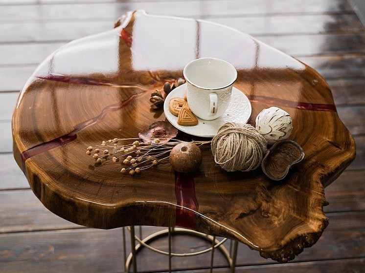 Стол из эпоксидной смолы: как сделать красивую мебель самому (и 20 примеров для вдохновения)