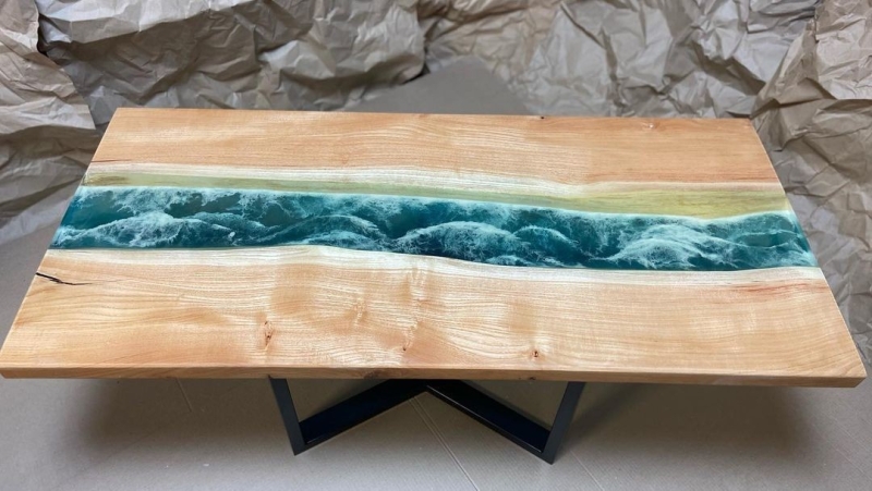 Стол из эпоксидной смолы: как сделать красивую мебель самому (и 20 примеров для вдохновения)