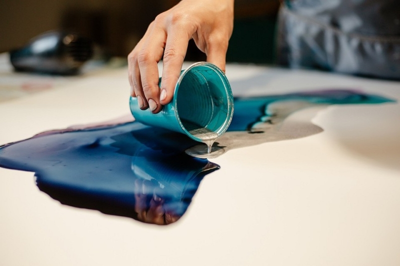 Стол з епоксидної смоли: як зробити красиву меблі самому (і 20 прикладів для натхнення)