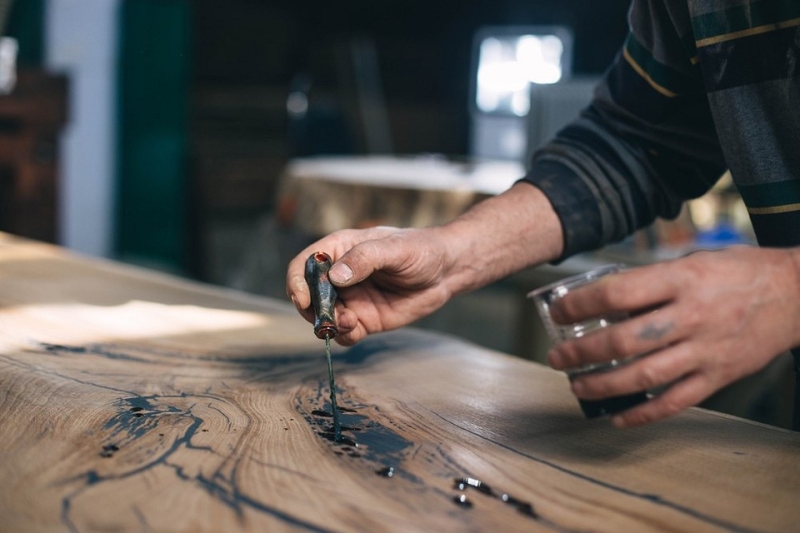 Стол из эпоксидной смолы: как сделать красивую мебель самому (и 20 примеров для вдохновения)