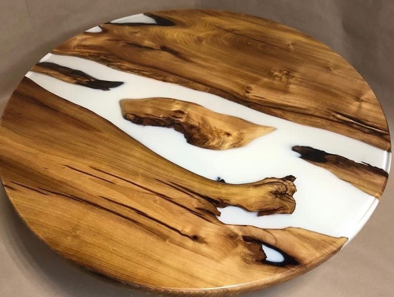 Стол из эпоксидной смолы: как сделать красивую мебель самому (и 20 примеров для вдохновения)