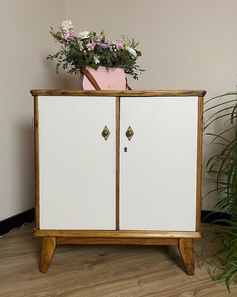 Реставрація старої тумбочки