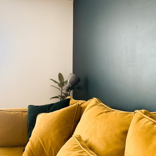 Жовтий диван в інтер'єрі: поради щодо вибору та 100 красивих фотоприкладів