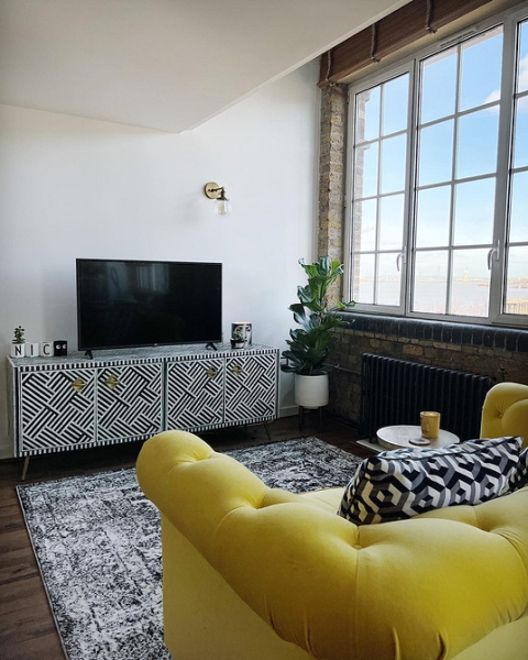 Жовтий диван в інтер'єрі: поради щодо вибору та 100 красивих фотоприкладів