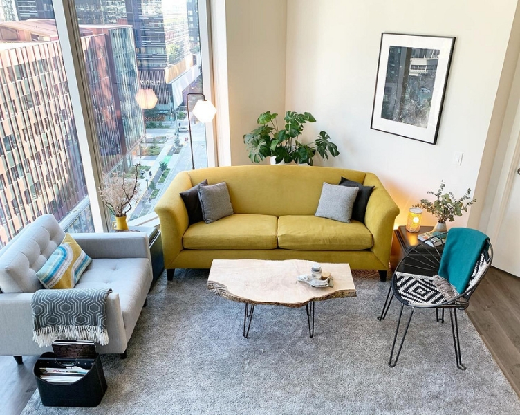 Жовтий диван в інтер'єрі: поради щодо вибору та 100 красивих фотоприкладів