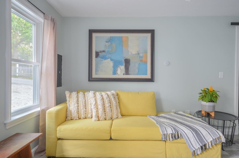 Жовтий диван в інтер'єрі: поради щодо вибору та 100 красивих фотоприкладів